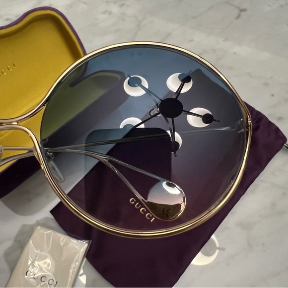 Authentic gold GUCCI blue gradient 
Round Pearl Tip Sunglasses - Picture 12 of 17